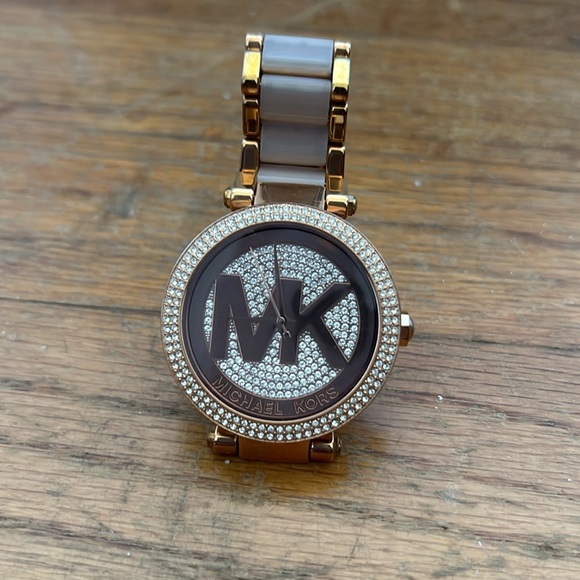 Michael Kors women's watch only worn a few times - Picture 2 of 3